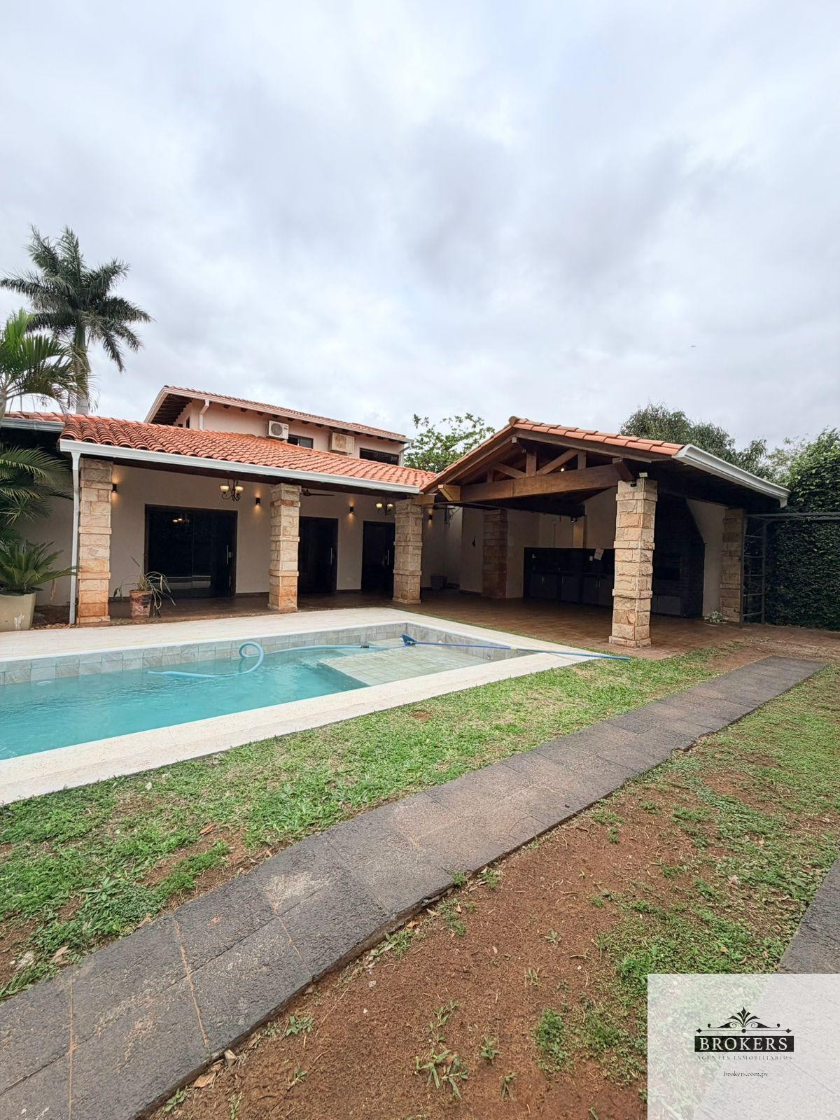 Vendo Casa De 4 Dormitorios Con Piscina y 4 Cocheras – Colegio de la Asuncion